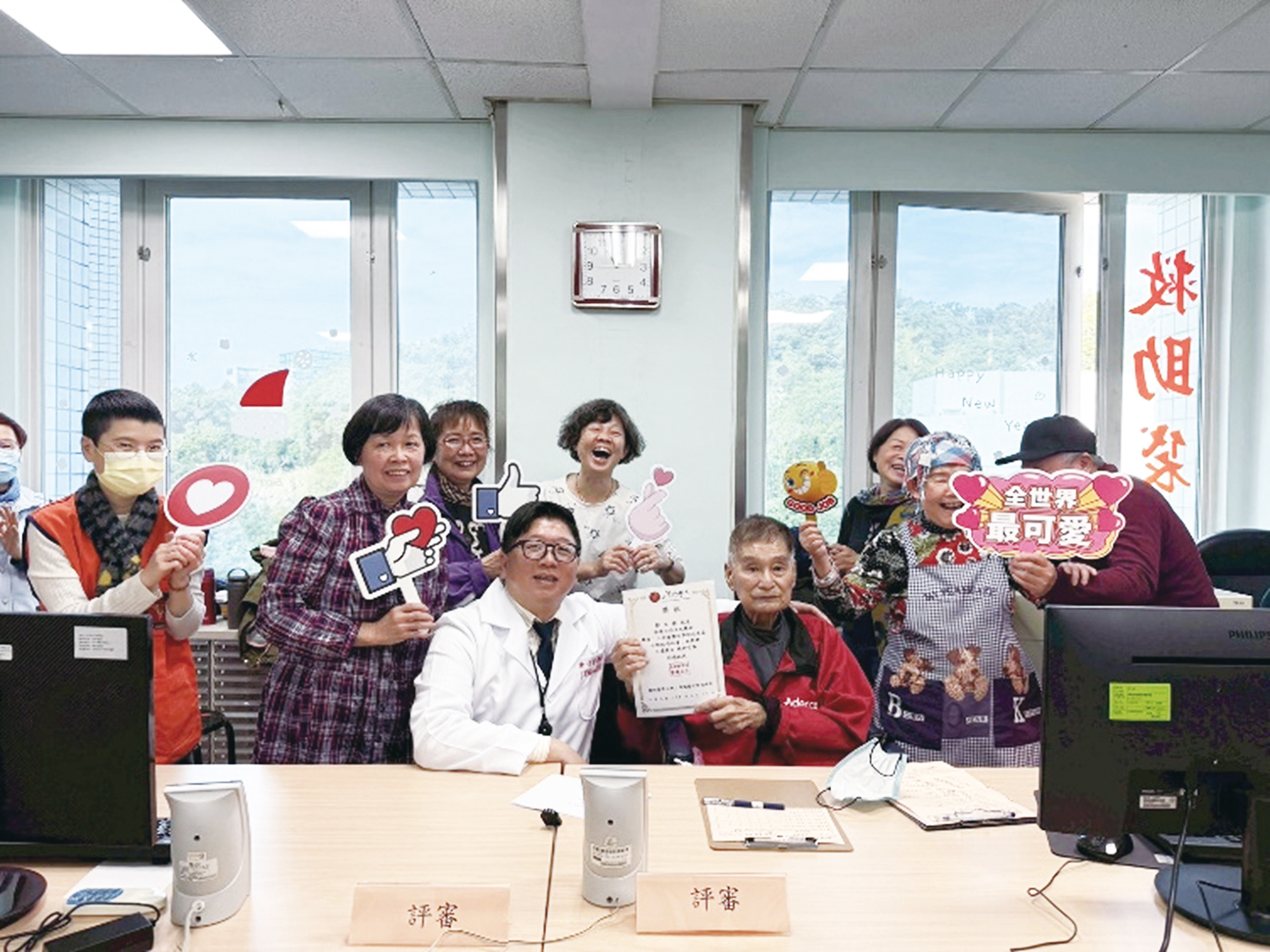 GrandpaTsouacceptinganawardpresentedbyDirectorChenChiahungoftheDepartmentofHematologyandOncology